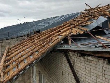 Вітер зірвав дах із пансіонату для людей похилого віку