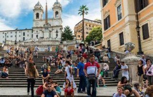 У Римі штрафуватимуть за сидіння на знаменитих Іспанських сходах