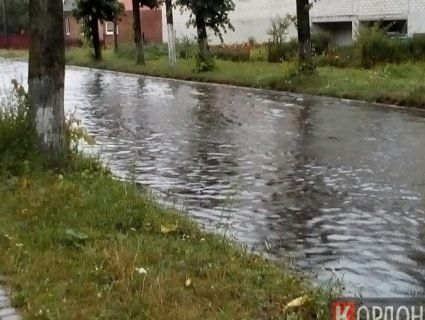 Замість вулиці – ріка: через  забиті «ливнівки» місто на Волині уподібнилось Венеції (відео, фото)