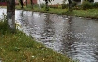 Замість вулиці – ріка: через  забиті «ливнівки» місто на Волині уподібнилось Венеції (відео, фото)