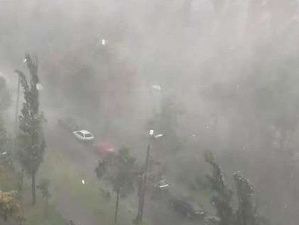 Негода в Україні: загибель людини, зірвані дахи, знеструмлені міста і села