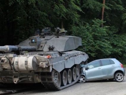 На Волині водій в’їхав у танк, щоб врятувати людей на зупинці (фото)