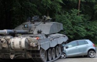 На Волині водій в’їхав у танк, щоб врятувати людей на зупинці (фото)