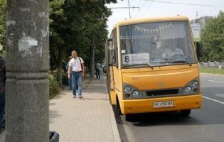 Забрати, а потім повернути. У Луцьку відновлюють зупинки (ВІДЕО)