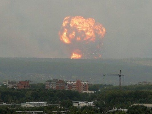 Небесні диверсанти: блискавки підірвали склад боєприпасів у Росії
