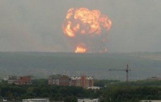 Небесні диверсанти: блискавки підірвали склад боєприпасів у Росії