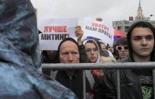 На мітингу в Москві підняли український прапор
