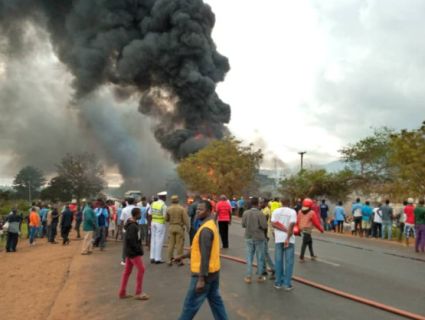 У Танзанії кілька десятків людей згоріли заживо, збираючи бензин на місці ДТП