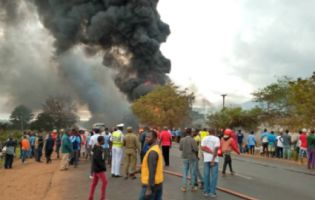 У Танзанії кілька десятків людей згоріли заживо, збираючи бензин на місці ДТП