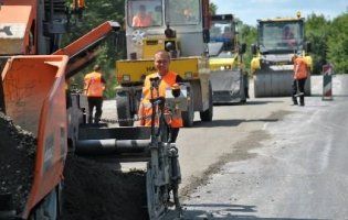За скільки років в Україні відремонтують всі дороги: Омелян назвав необхідну суму