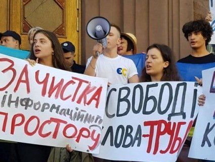 Діти Порошенка влаштували мітинг на його підтримку під стінами ДБР (відео)