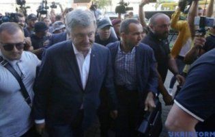 Після допиту ДБР Порошенка спробували закидати яйцями (відео)