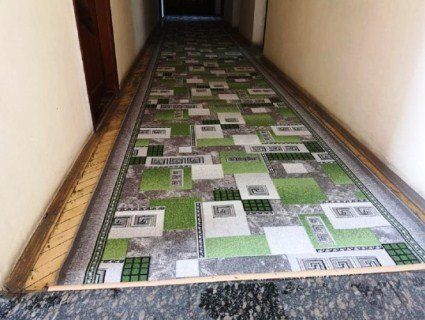 «Ще б траву пофарбували»: районні чиновники до приїзду Зеленського поміняли килим (фото)