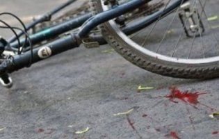 «Ударив по педалях»: у Рівному велосипедист збив дівчину на тротуарі і втік (відео)