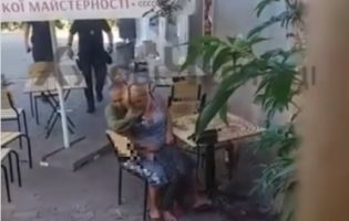 «У шалу любові»: у Чернівцях копи перервали інтим п’яних коханців у кафе (відео 18+)