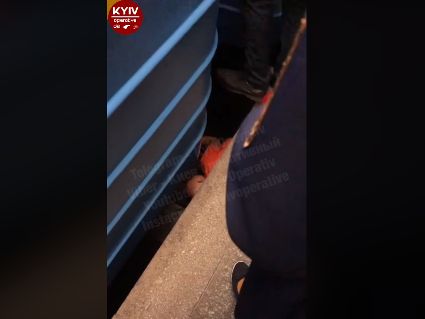 У метро Києва чоловік впав між вагонами (відео)