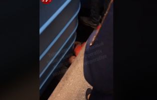У метро Києва чоловік впав між вагонами (відео)