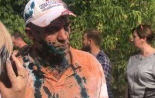 «Убивця!»: місцеві облили коригувальника обстрілу Маріуполя «зеленкою» і «кров’ю» (відео)