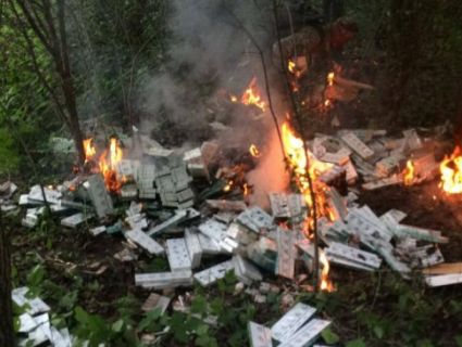 «Гори-гори ясно»: на Волині контрабандисти запалили «ватру» із тисяч пачок сигарет (відео)