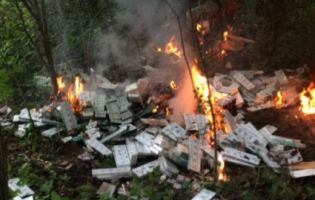 «Гори-гори ясно»: на Волині контрабандисти запалили «ватру» із тисяч пачок сигарет (відео)