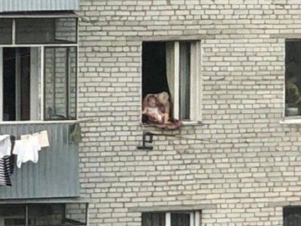 У Львові переполоху наробила бабуся, яка «вигулювала» крихітного онука у вікні (фото)