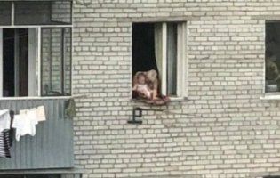 У Львові переполоху наробила бабуся, яка «вигулювала» крихітного онука у вікні (фото)
