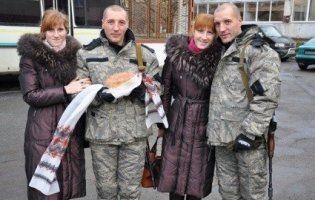 Дивовижна історія: на Сході України воюють сестри-близнючки із чоловіками-близнюками (фото)