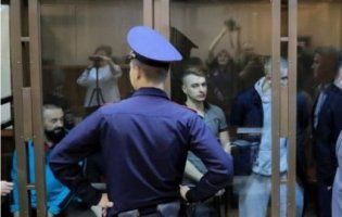 Російський суд залишив українських моряків за ґратами