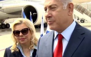 Дружина прем'єр-міністра Ізраїлю Нетаньягу в Києві кинула на землю хліб-сіль (відео)