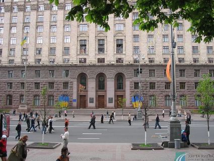 «Дуже дивні речі»: Київську міськадміністрацію раптово «перевезли» в іншу будівлю