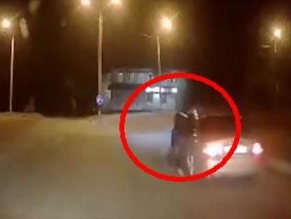 У Дніпрі водій Jaguar протягнув поліцейського за машиною (відео)