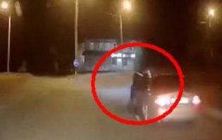 У Дніпрі водій Jaguar протягнув поліцейського за машиною (відео)