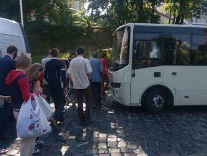 У Львові безхатьки миються у «веселому автобусі»