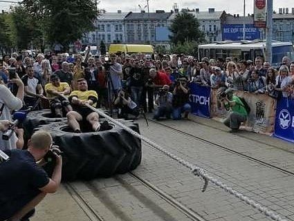 Новий рекорд: стронгмени перетягали трамваї у Львові (фото)