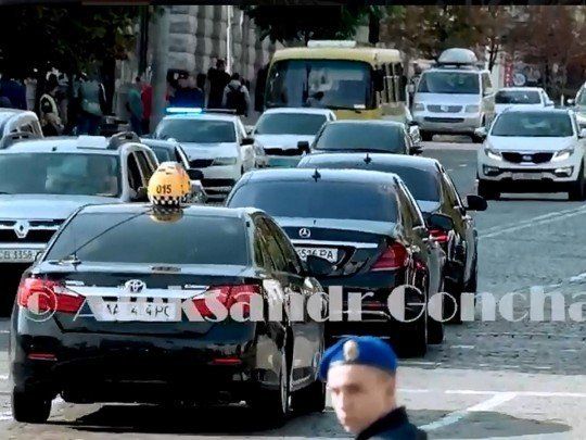 У кортежі Зеленського катається таксі (відео)