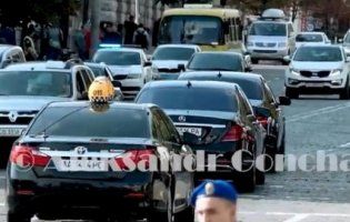 У кортежі Зеленського катається таксі (відео)