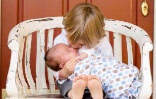 Як сказати малюку про вагітність та як підготувати дитину до народження братика чи сестрички