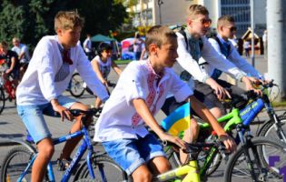 Велопробіг у вишиванках: «двоколісна» спільнота у Луцьку влаштувала видовищний проїзд (фото)