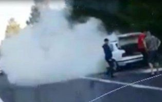«Рухомий факел»: на трасі Луцьк – Ковель на ходу спалахнуло авто (відео)