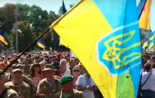 Марш ветеранів у Києві: живий коридор аплодував захисникам і скандував «Дякую!» (відео)