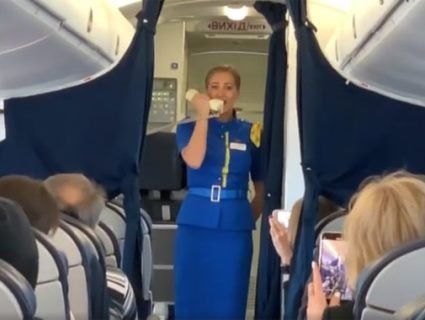 На честь Дня Незалежності стюардеси акапельно заспівали пасажирам Гімн (відео)