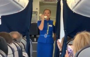 На честь Дня Незалежності стюардеси акапельно заспівали пасажирам Гімн (відео)