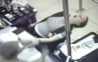 У Дніпрі військовий у супермаркеті врятував касирку, яка билася в конвульсіях (відео)