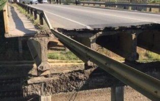 Ще один «втомився»: в Харкові рухнув автомобільний міст (відео)