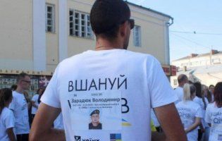 Із прапорами та іменами загиблих воїнів на футболках: у Луцьку відбувся забіг-вшанування (фото)