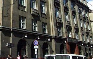 У центрі Львова з балкона випала 14-річна дівчина
