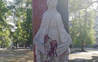 На Житомирщині пам'ятник воїнам АТО облили фарбою: вандалів вже знайшли