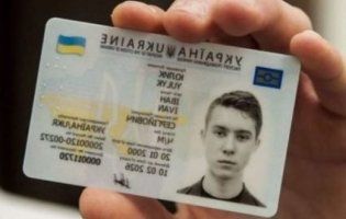 Катя Осадча зрадіє: в Україні дозволили фотографуватись на паспорт у шляпах