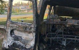 У Києві невідомі в масках спалили фургон