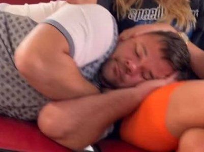 «Сплячий красень»: Богдан дрихне на колінах у дівчини в аеропорту (фото)